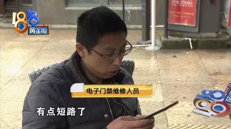 大姐骑电动车摔倒在路上,大姐骑电动车摔到沟里