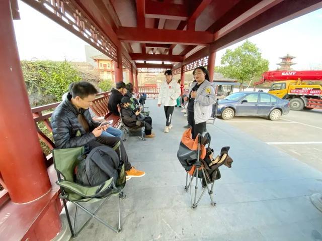 兼职“车模”，横店群演的AI新工作|甲子光年