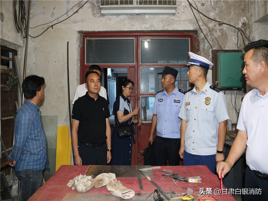 警务室联合社区开展消防安全检查,群租房进村入户消防检查