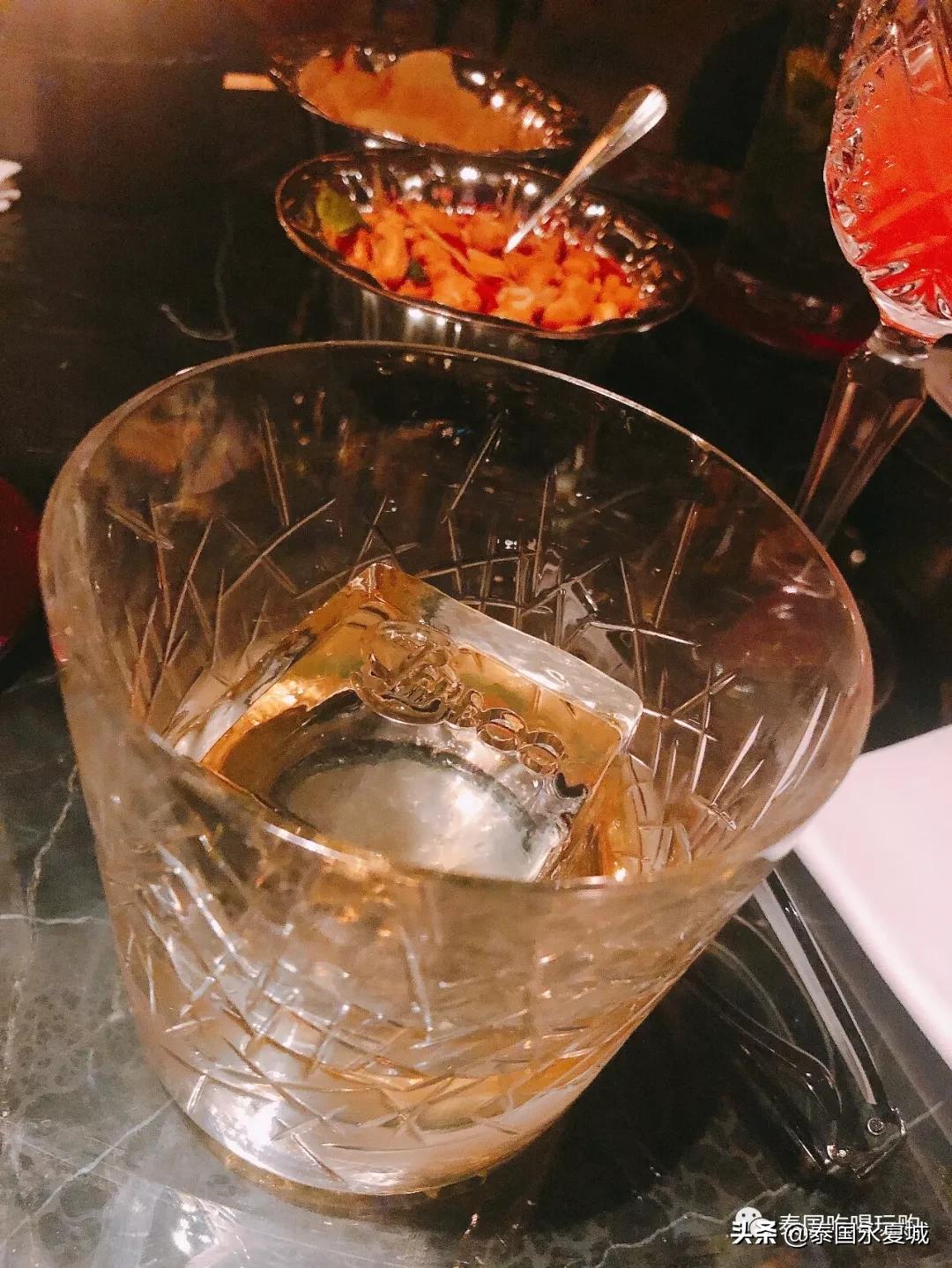 不愧是曼谷排名第一的酒吧!就连在门口排队等候都觉得幸福爆表