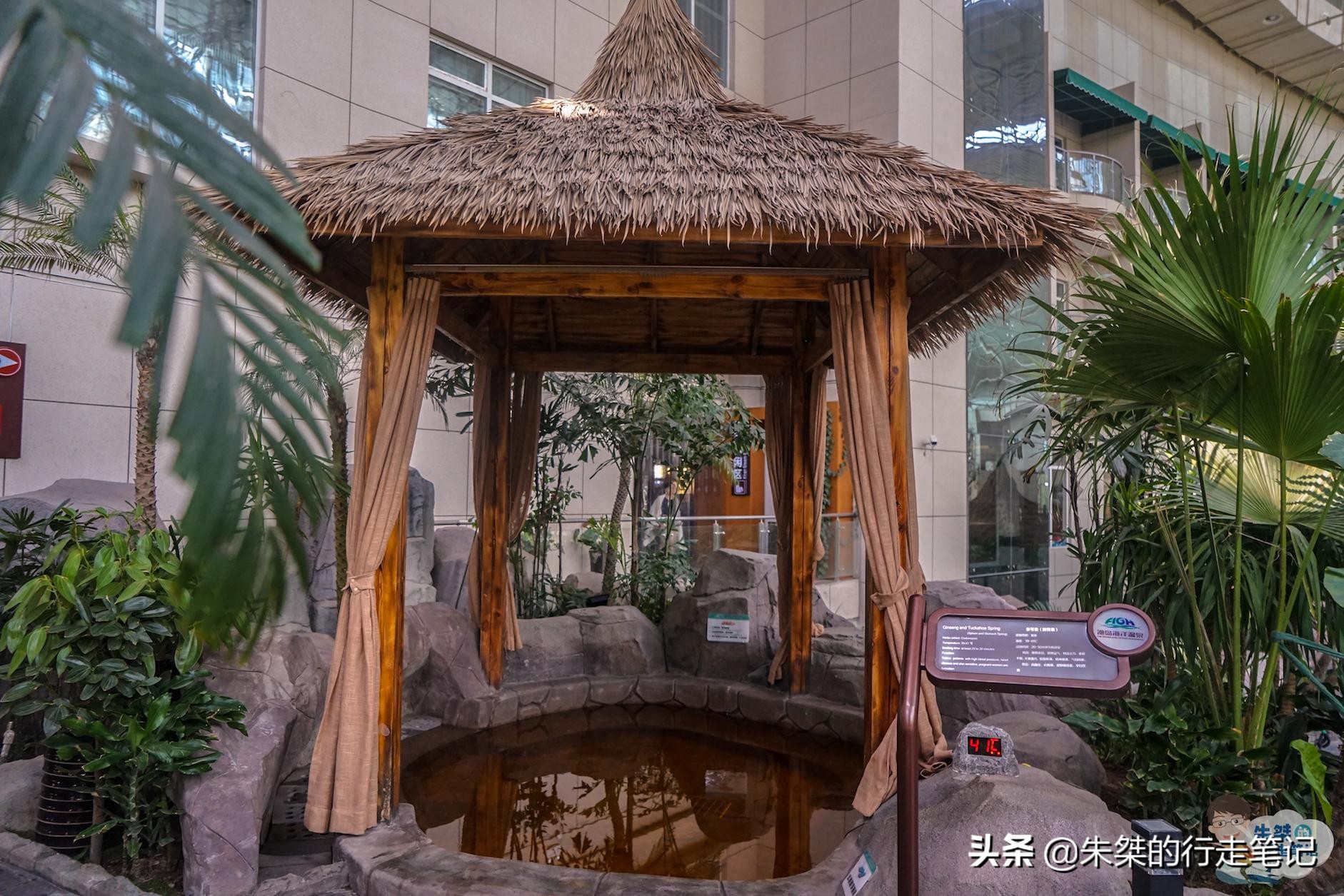 泡着温泉看日落,泡着野温泉看着雪山