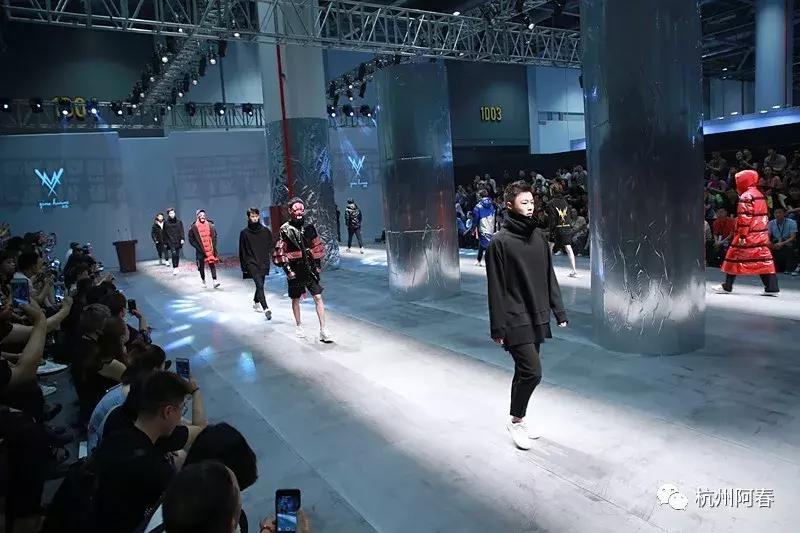 超百图再现2018年服装圈内那三十道靓丽风景……