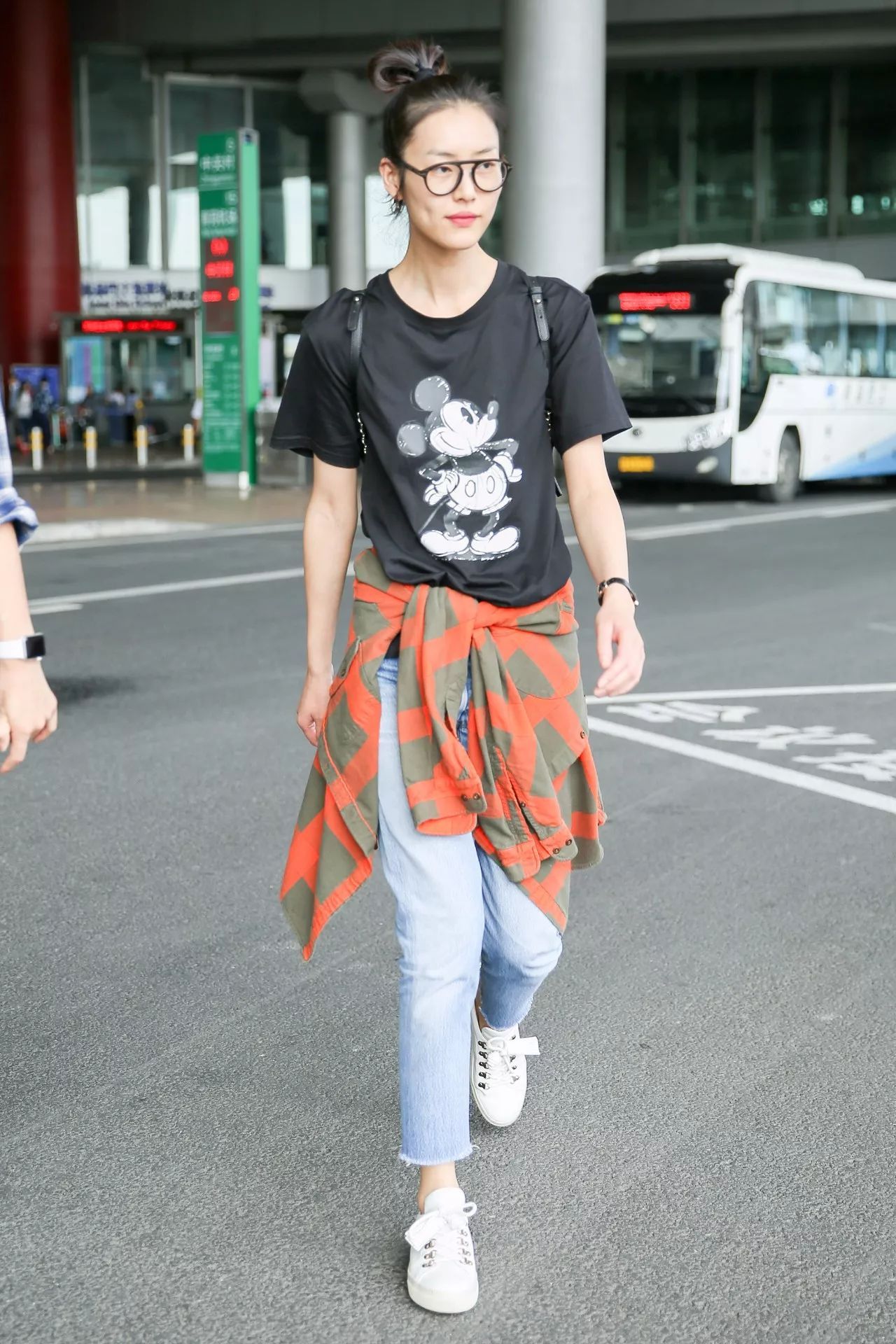 现在流行穿全黑t恤,穿纯色t恤