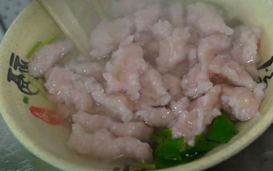 厦门大姐卖小吃,油和水混合一起炸,其中一种只有福建有