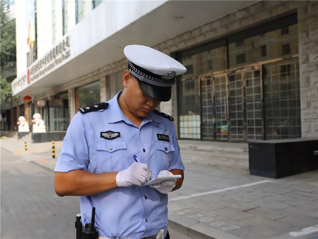 车子堵门口没有挪车电话怎么办,车被堵了找不到挪车电话