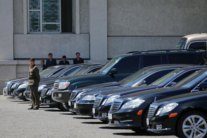 朝鲜街头大奔亮眼，一看是限量版的，每辆约人民币1038万元