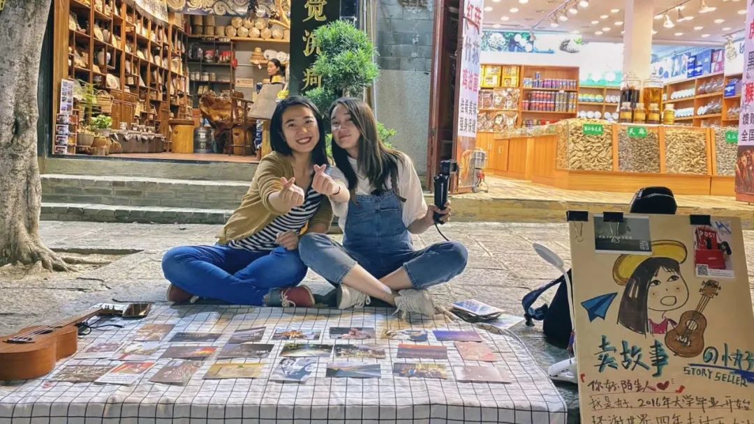 她花4年旅行全球，然后在古城街头摆摊卖故事