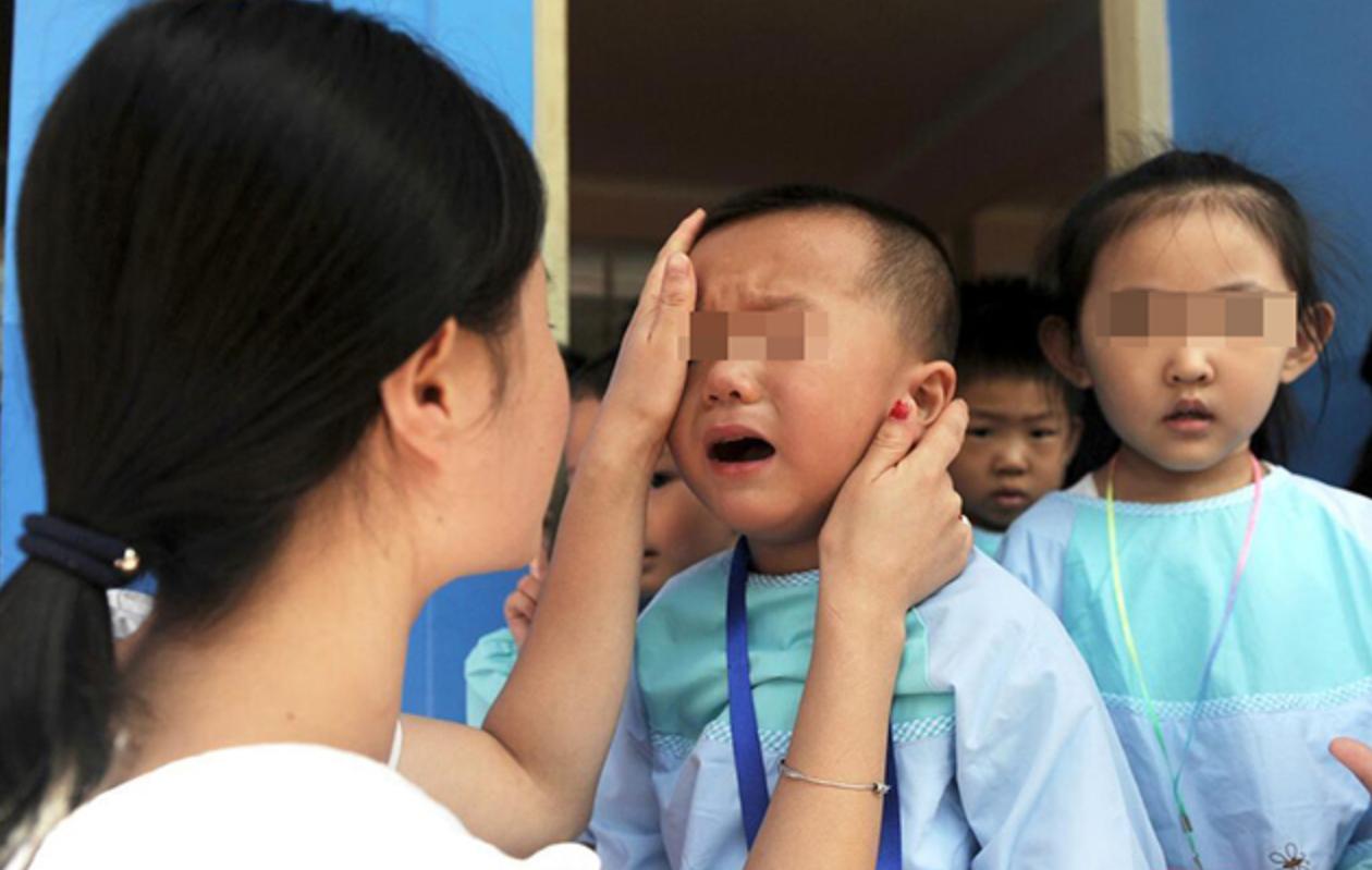 孩子幼儿园被欺负,父母如何处理?4个妙招解决幼儿园*力暴**
