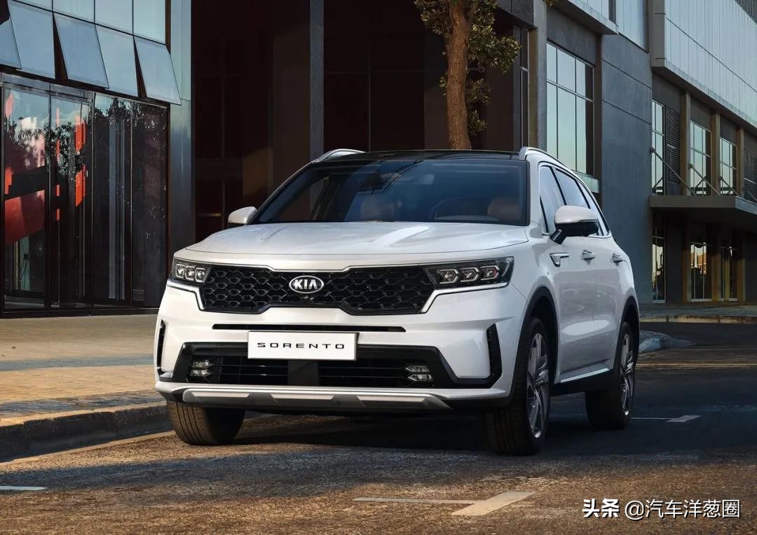 宝马换新车标了！蓝天白云帅炸，以后黑白标只代表低端宝马车主？