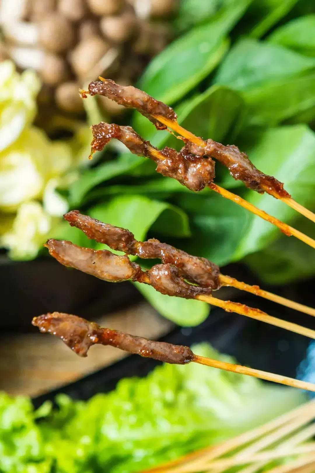 北京卖麻辣拌一年赚多少钱,走红的东北大姐摆摊麻辣烫