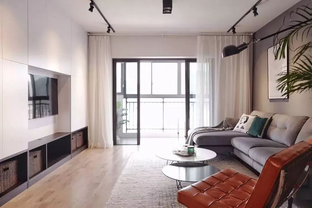 阳台隔断折叠门好还是拉门好,阳台断桥铝门窗用推拉好还是平开