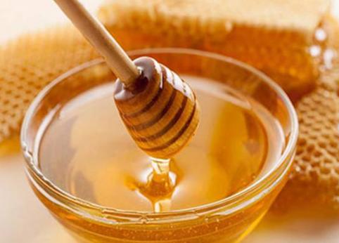 女孩喝蜂蜜会发育早吗,女童喝蜂蜜水会早熟吗