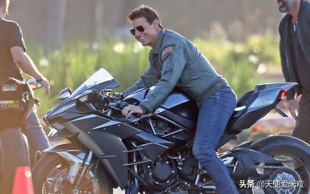 57岁阿汤哥比24岁黑人养子年轻太多！星二代是光环还是诅咒？