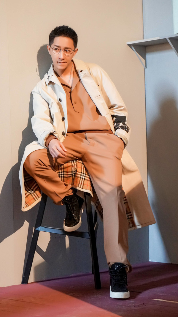 韩庚幸福肥太明显，穿棒球服搭牛仔裤低调复工，难掩健硕身材