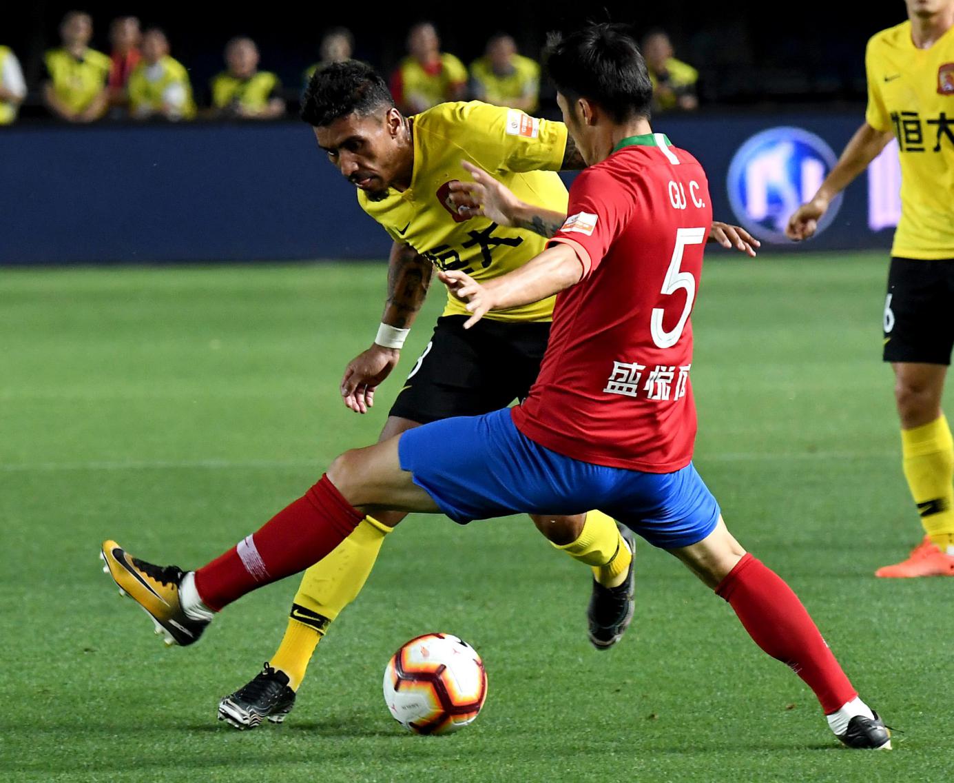 八冠王恒大给中国足球带来了什么,12年前恒大走进低谷中的中国足球