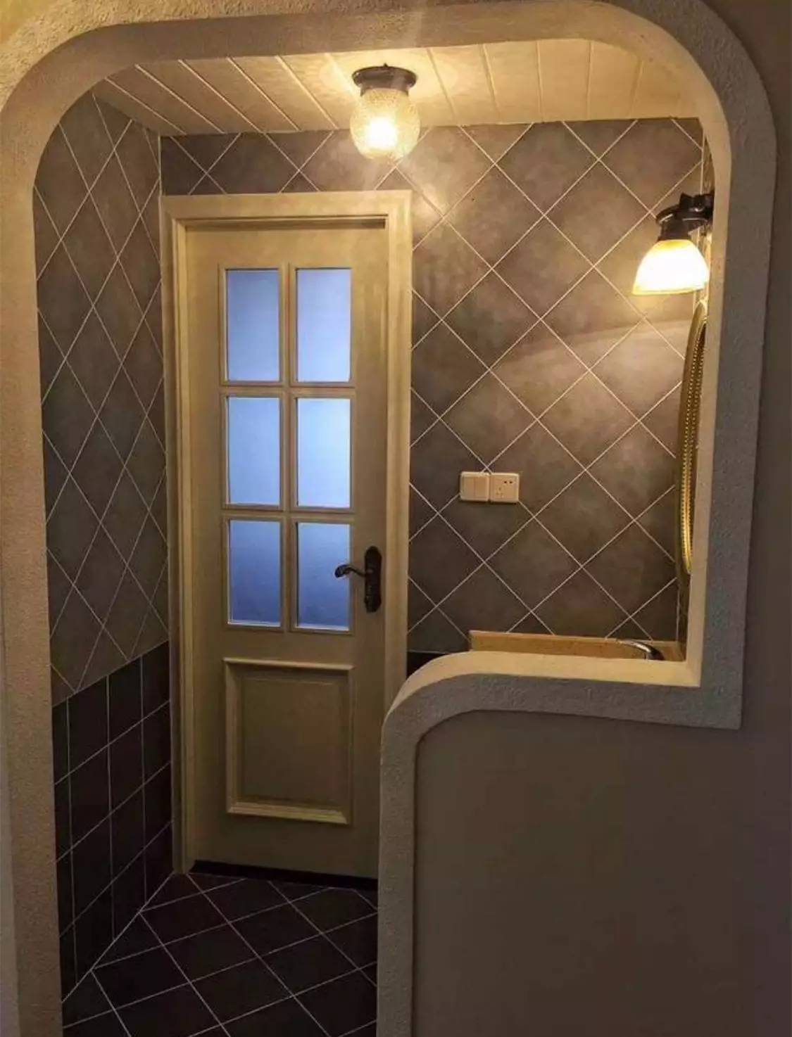 卫生间门正对客厅怎么做隔断,马桶正对卫生间门用玻璃隔断