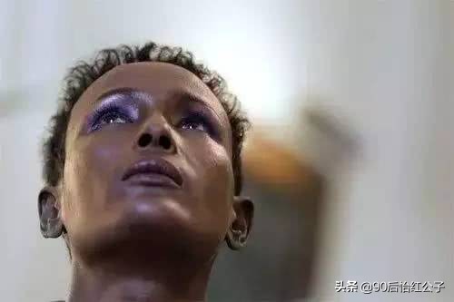 她4岁被*暴强**，13岁逃婚，如今令28个国家的男人闻风丧胆