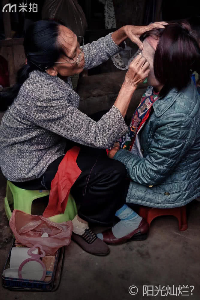 中国修面刮脸采耳女技师,专业修面刮脸采耳洗眼挤黑头