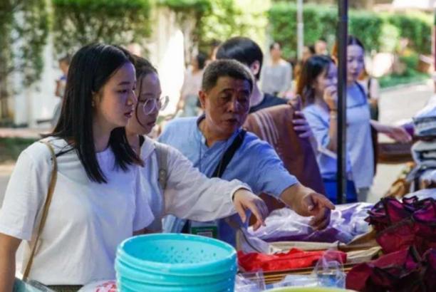 武汉多校现天价学费,武汉多所民办高校出现天价学费