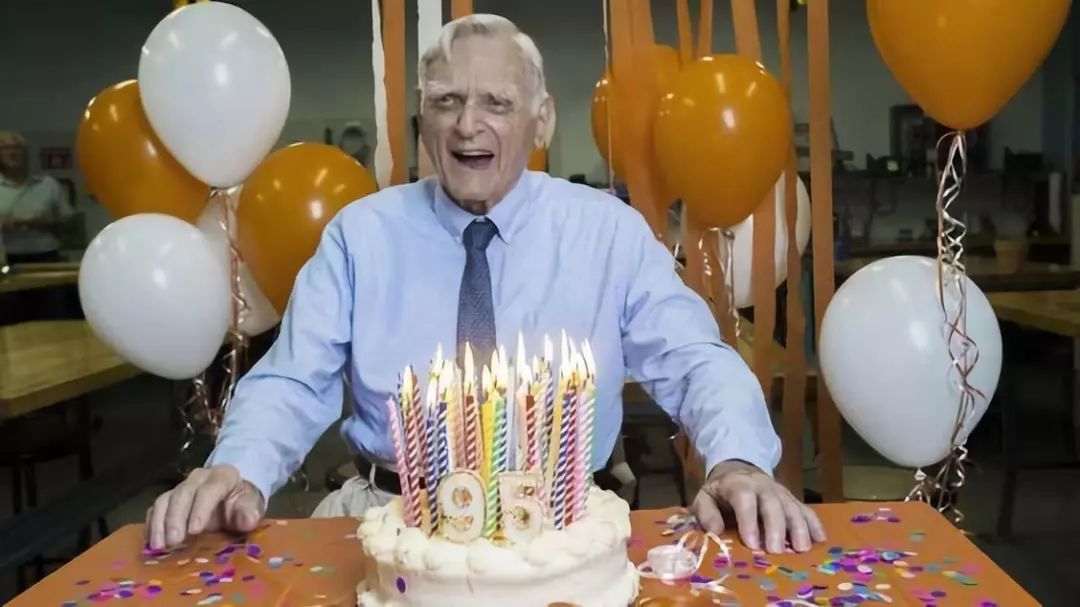 54岁失业，97岁获诺贝尔奖，保持终身学习的人到底有多牛逼