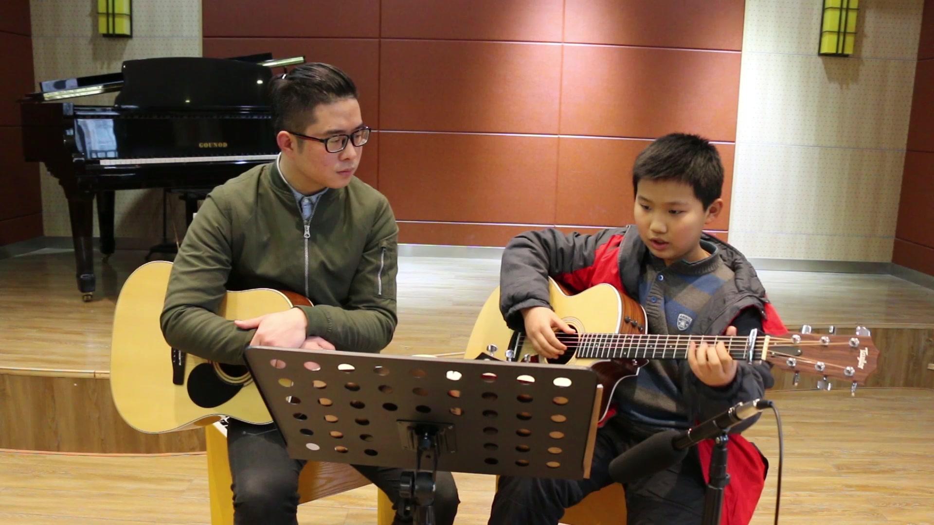 小孩学吉他好还是学钢琴好,钢琴和吉他哪个适合儿童学