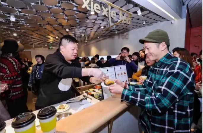 开奶茶店的不止王俊凯！为什么明星都钟爱开一家奶茶店？