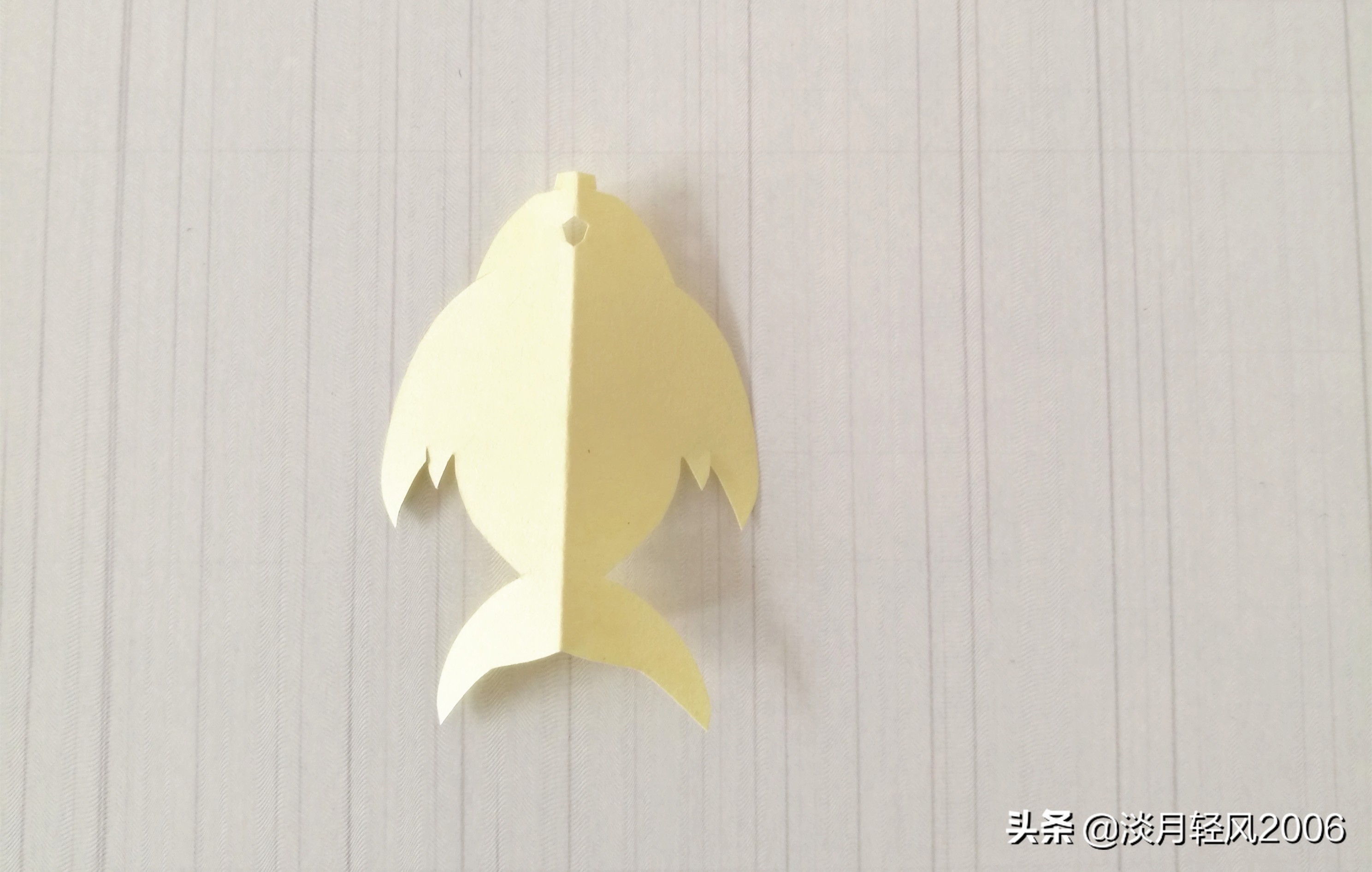 用彩纸制作出一只可爱的小鱼,橡皮泥做的小鱼放彩纸上怎么做