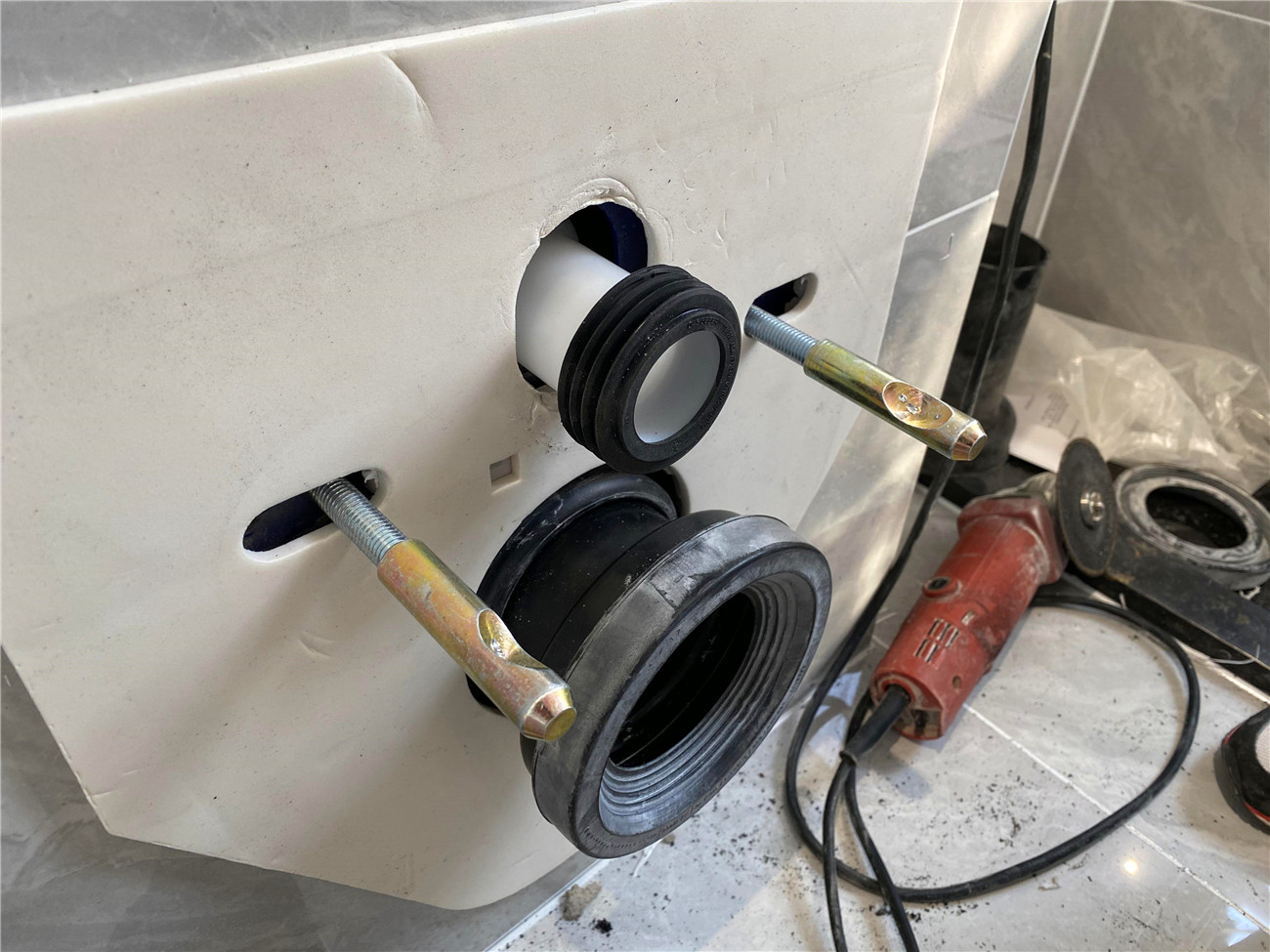 自己独立安装壁挂马桶遇到的那些坑!!!从水电开始就踩坑