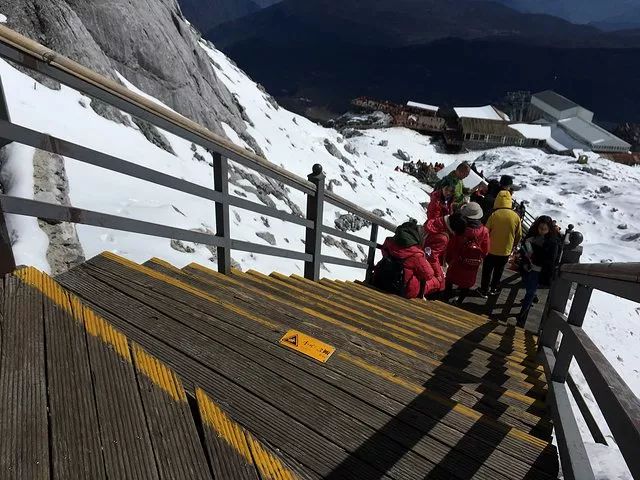 玉龙雪山日照金山的美,玉龙雪山日照金山美照