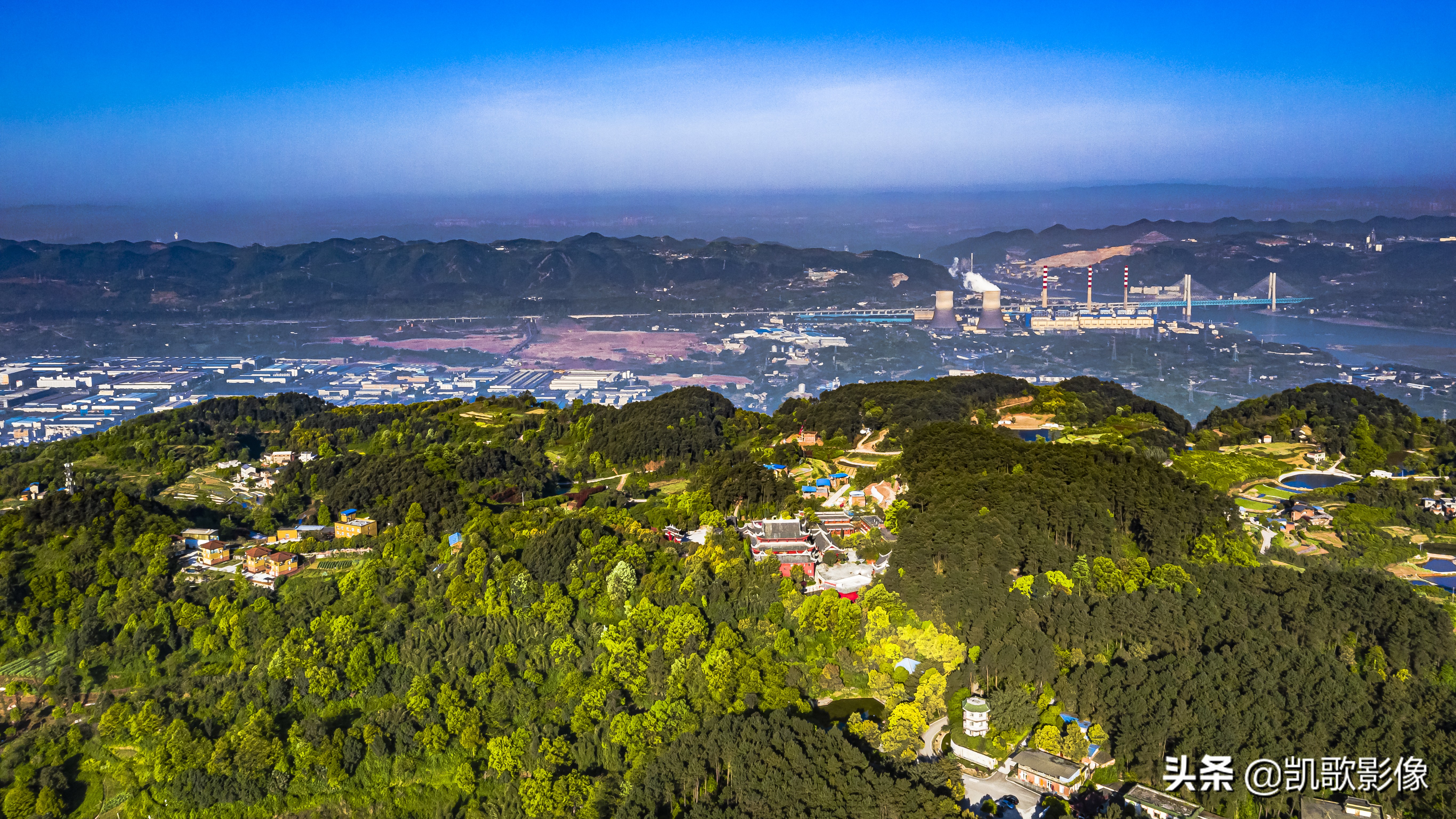 云篆风清.天然雕饰.巍巍云篆山涛涛长江水流传千年古巴渝风光静美