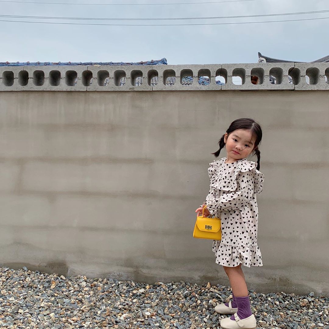 跟着韩国女主学穿搭清新又时尚,韩国中性风儿童穿搭