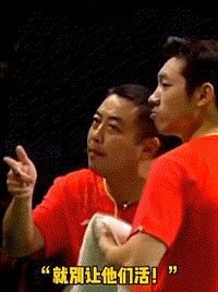 孙颖莎和伊藤美诚台下互动,孙颖莎对伊藤美诚撒娇