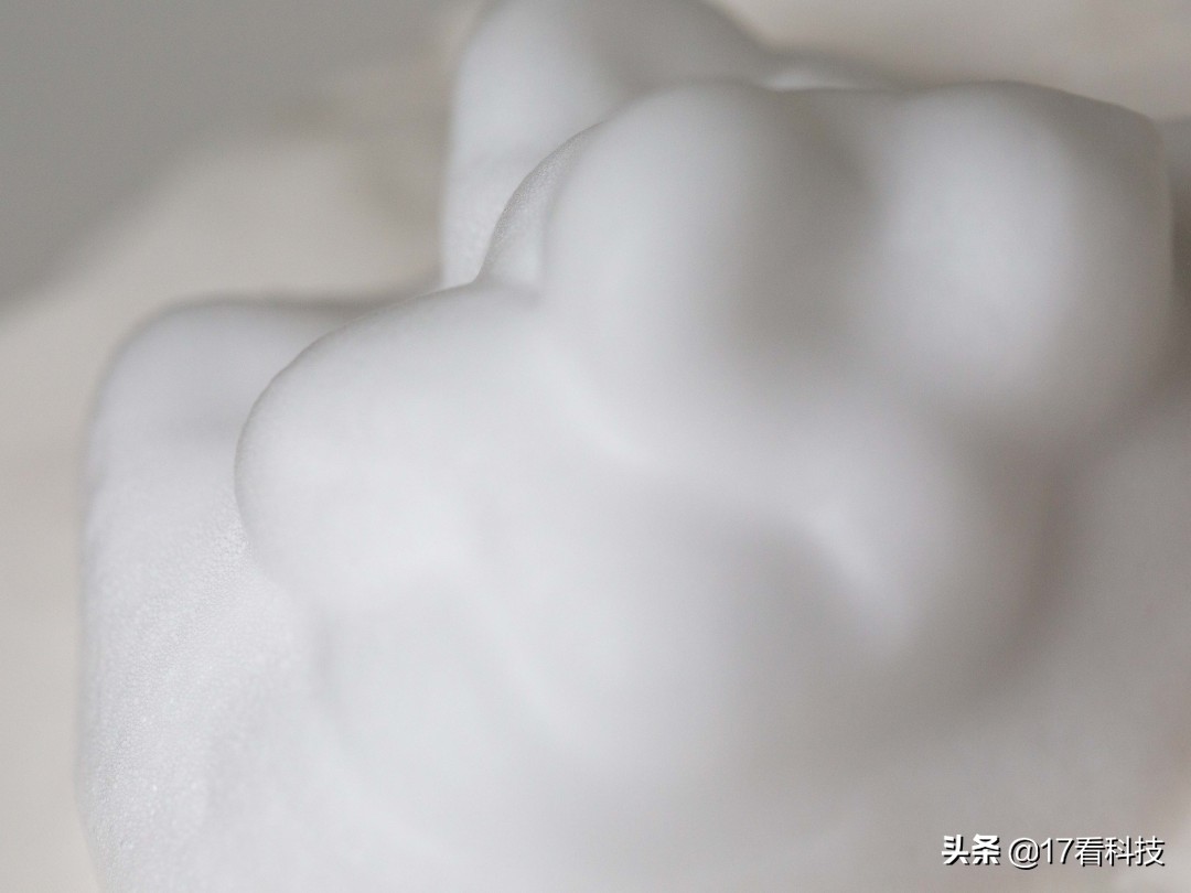 羽绒服沾了污渍,羽绒服油渍清洁免洗