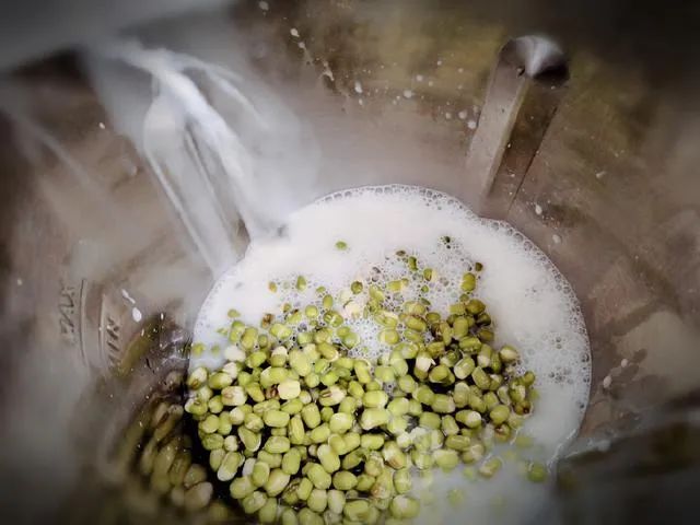 不再是绿豆粥主宰夏天的圣光时刻了!绿豆牛奶配一脸