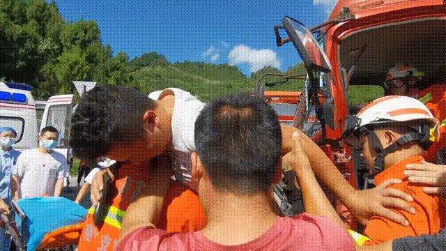 货车漏油致多车碰撞现场一片狼藉,货车相撞现场惨烈