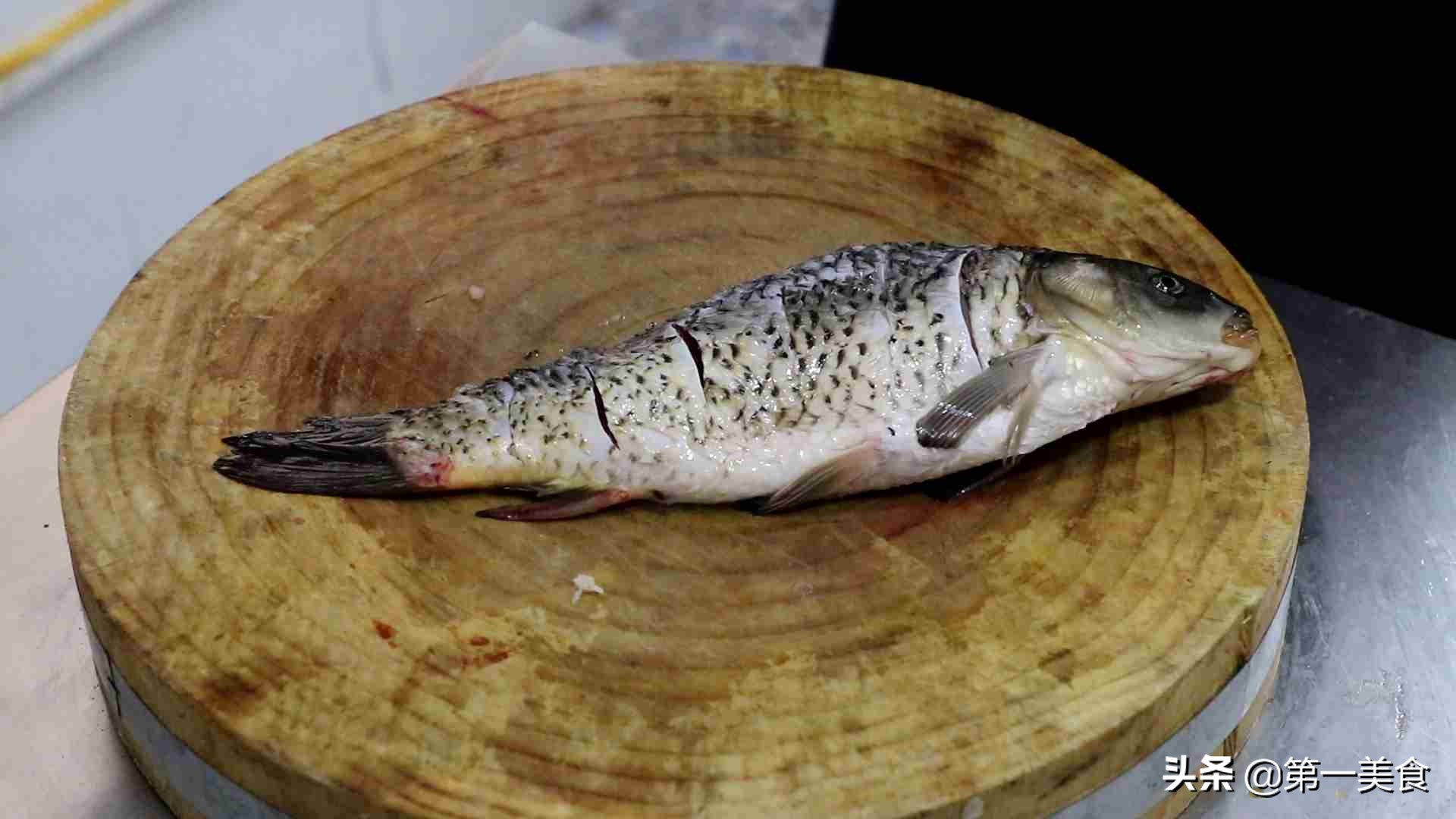 厨师长烤鱼的家常做法,厨师长教你做烤鱼第一集