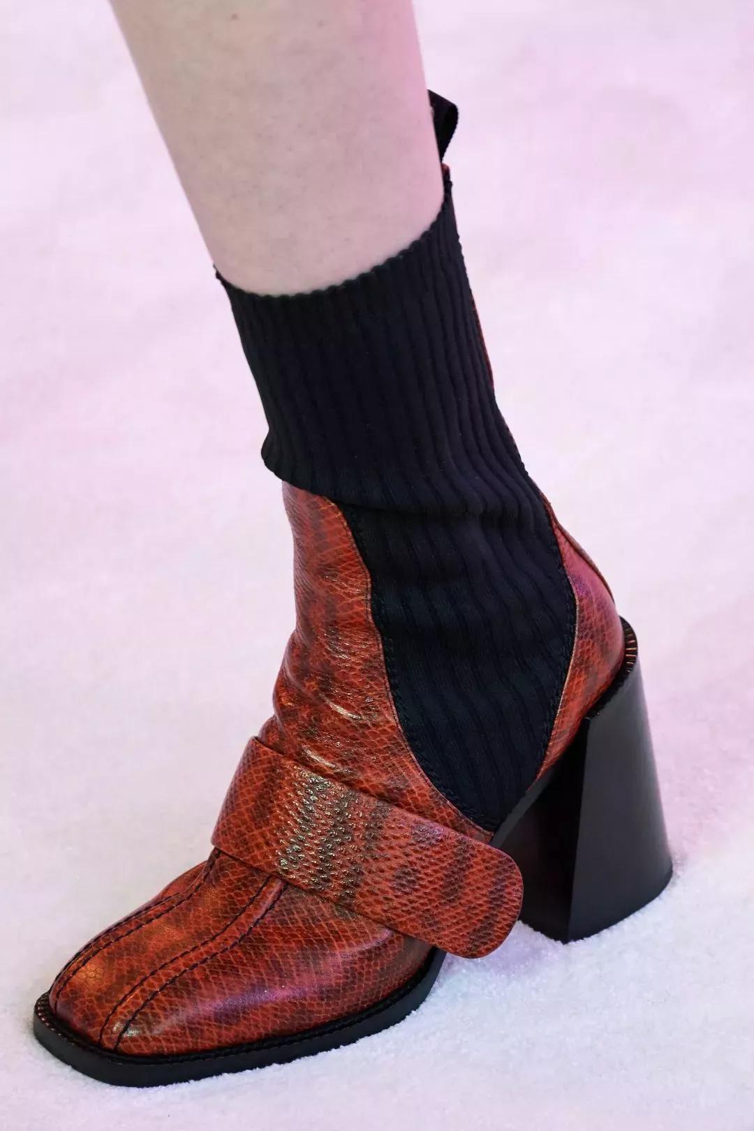 今年的靴子一言难尽,今年靴子流行高跟还是低跟