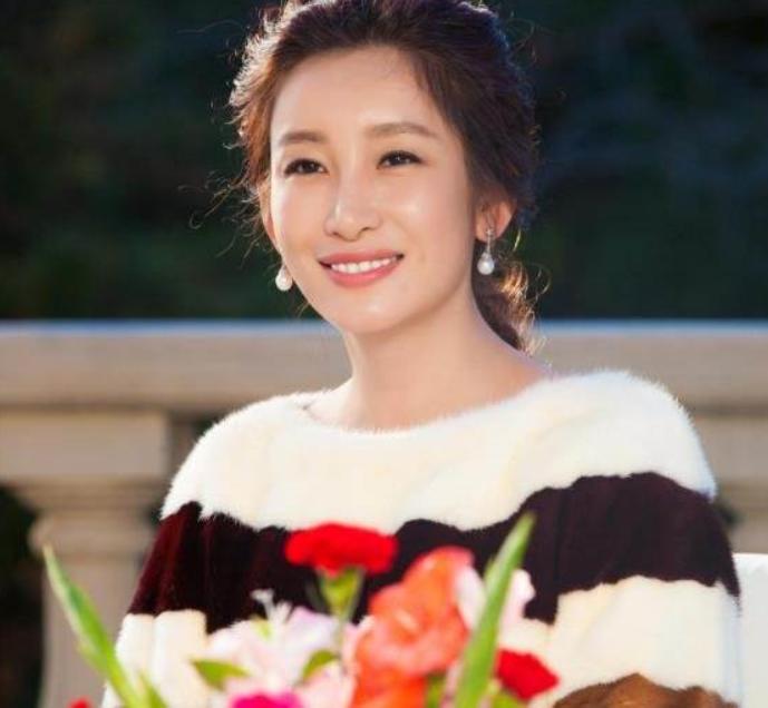 长相惊艳的女人穿搭技巧,显老的人如何穿搭女