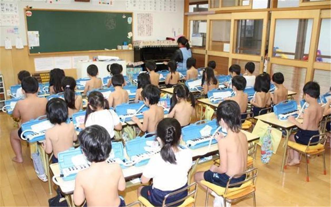 日本的裸体教育走红，脱衣上课刺激发育，网友：早熟？