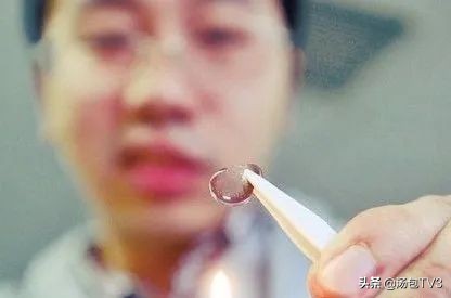 爱戴美瞳的人注意了美瞳美化了我们的眼睛但是也伤了我们的眼睛