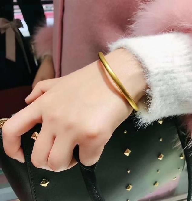 手小戴什么样的金手镯不老气,30岁女人戴什么款式金手镯好看