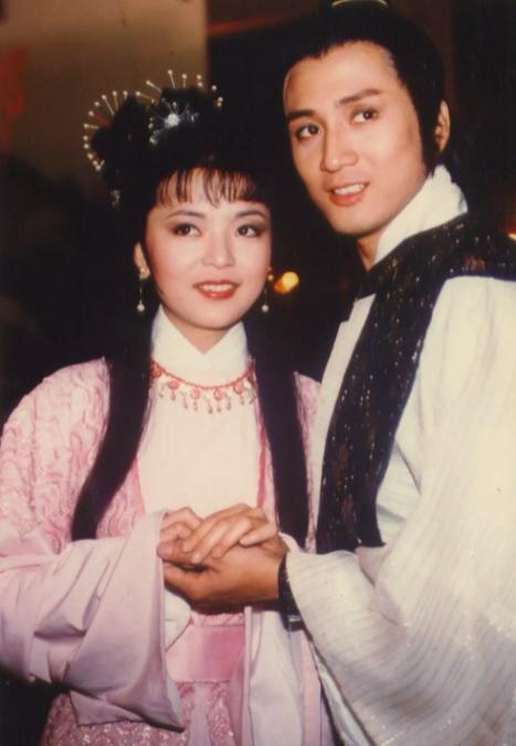 天龙八部乔峰把马夫人抱在怀里,天龙八部胡军版乔峰插刀