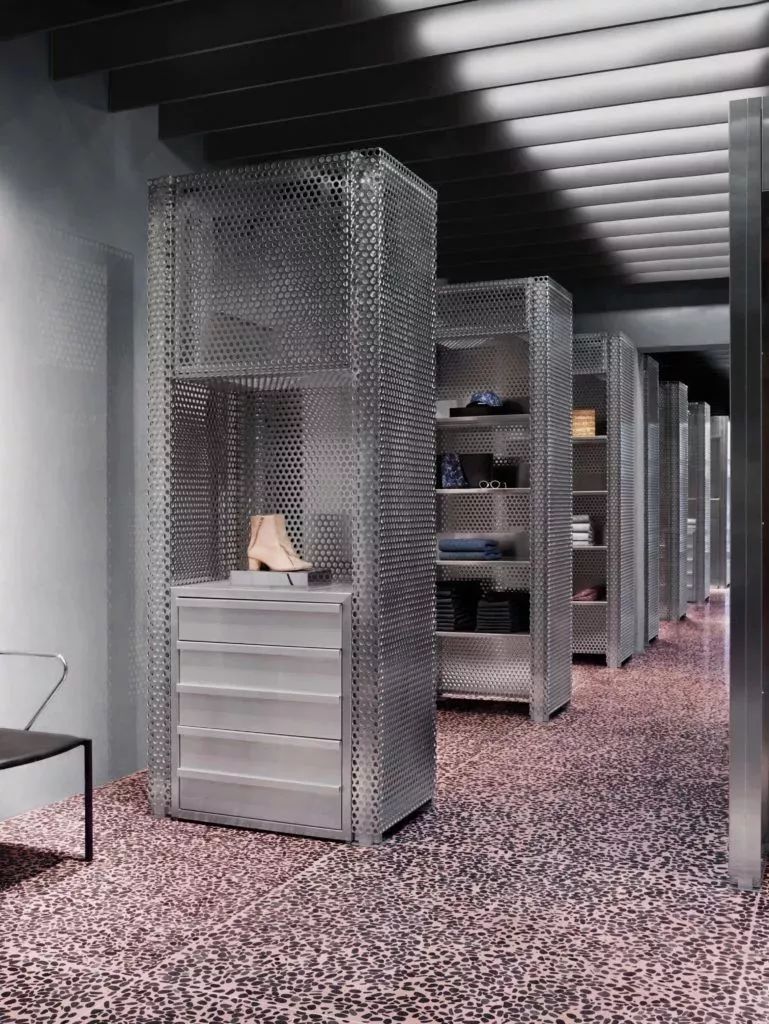 全球仅50多家店、年销售2亿欧元的Acne，门头竟然无LOGO？