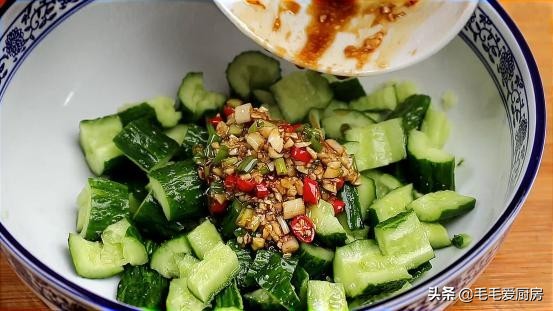 为什么饭店的拌黄瓜那么好吃?原来做法这么简单,学会过年露一手
