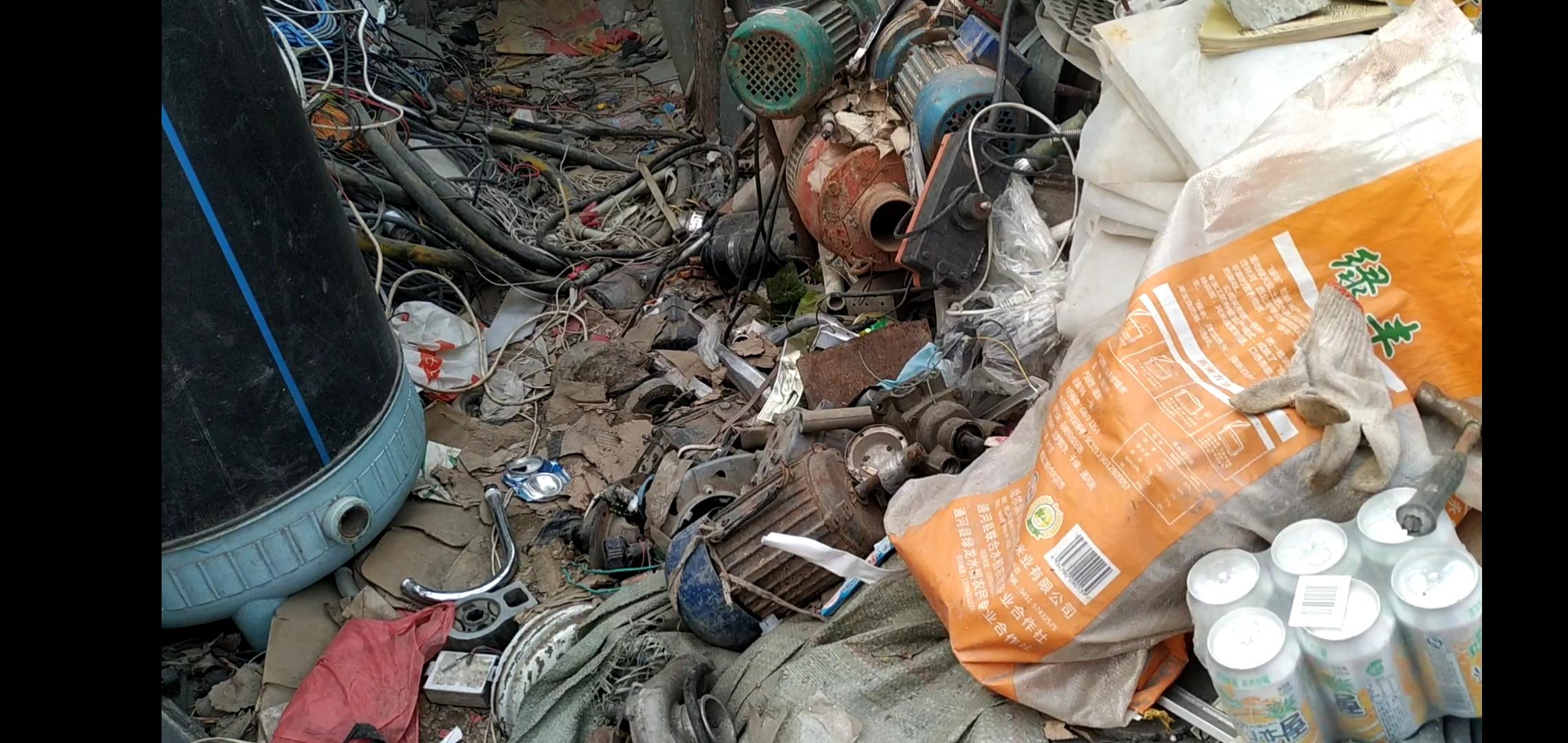 小伙捡到废旧玩具车修复,小伙500元收购报废车翻新修复