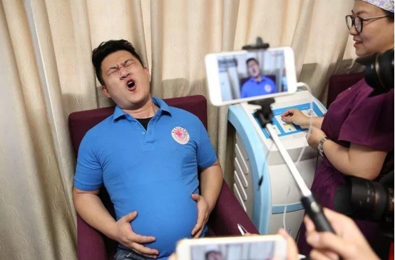 中国科学家成功让公鼠怀孕新闻,男人真的能生孩子了吗