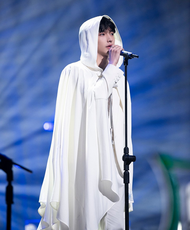 张艺兴匡威联名款穿搭,张艺兴穿黑匡威