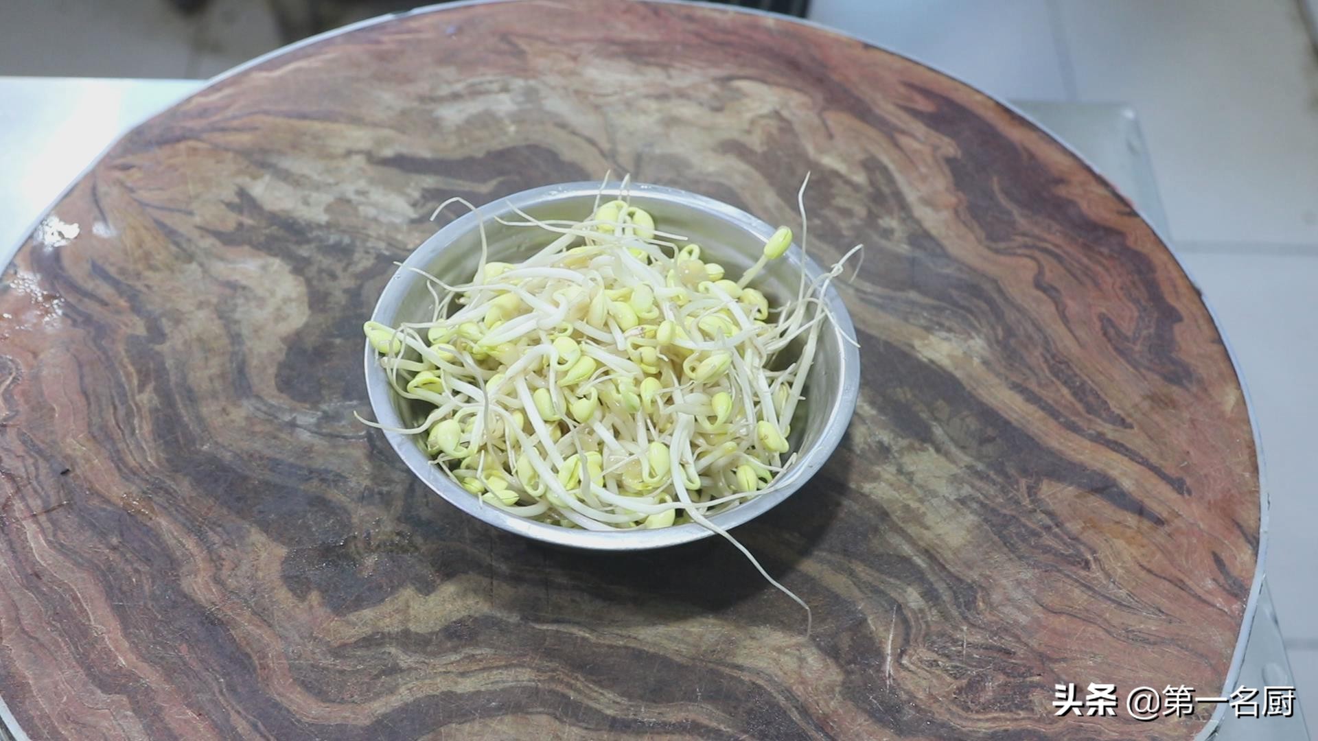 用铁锅炒的面条怎么做,生面条在锅里蒸的做法