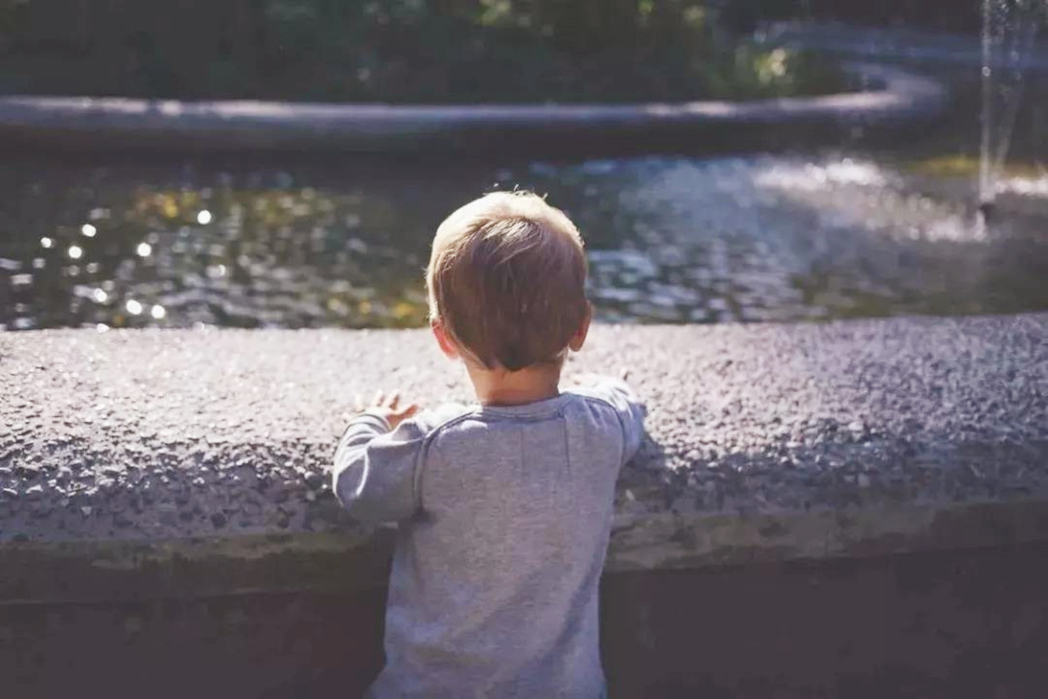 孩子刚出生给谁带比较好,婴儿出生应该谁来带