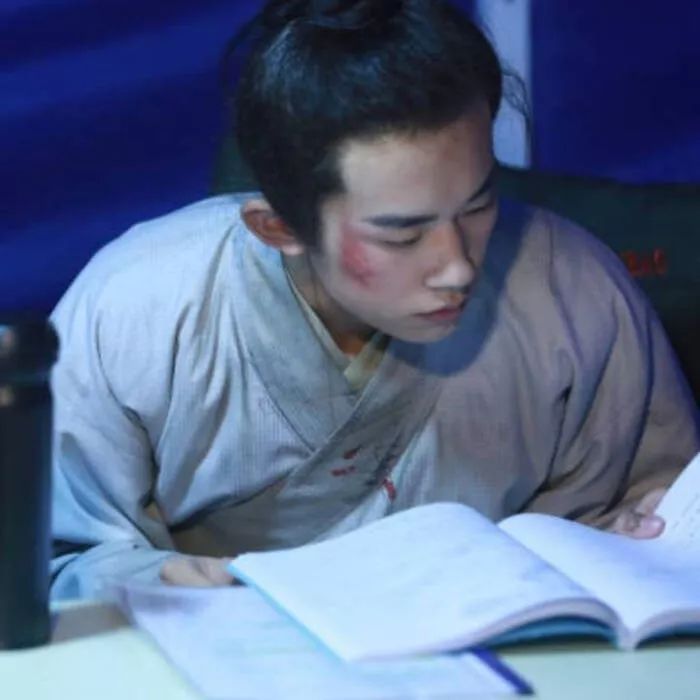 易烊千玺从小鲜肉到晋升影帝,易烊千玺的流量惊呆老前辈